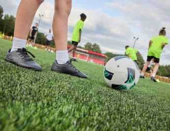 Rendimiento y pasión en cada paso: Tacos de fútbol SKECHERS para todos los amantes de este deporte