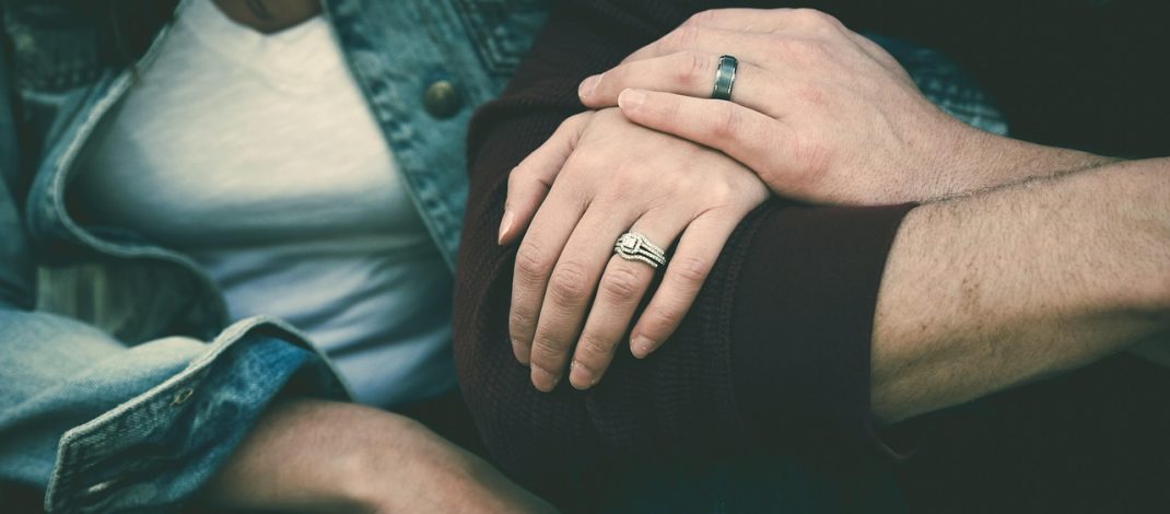 ¿Qué significa besar la mano de un hombre?