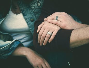 ¿Qué significa besar la mano de un hombre?