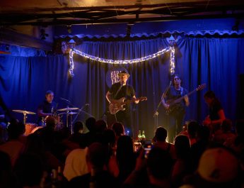 Ariel Tobo estrena su emotivo disco ‘Jet Lag’, un viaje orgánico con alma moderna