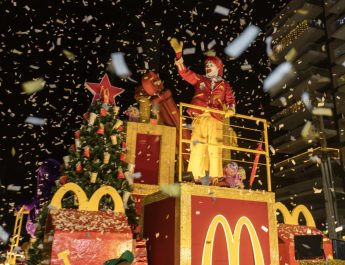 McDonald’s llenó de color y nostalgia el Desfile de Navidad en la Ciudad de Panamá