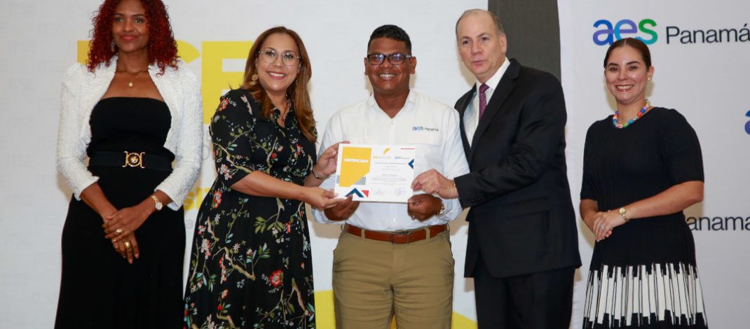 AES Panamá e ITSE gradúan a 53 estudiantes en nueva edición de la Cátedra AES-ITS