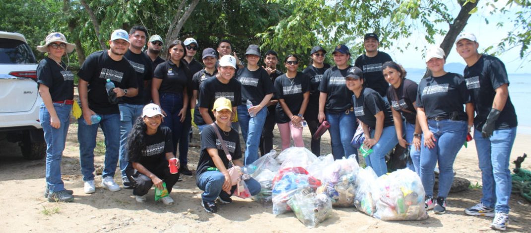 ADEDAPP || Estudiantes, voluntarios y colaboradores de Panama Pacifico reafirman su compromiso con Playa Veracruz