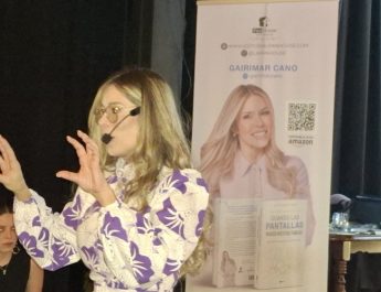 Gairimar Cano presentó “Cuando las pantallas invaden nuestras familias”, un manual para criar y proteger en la era digital