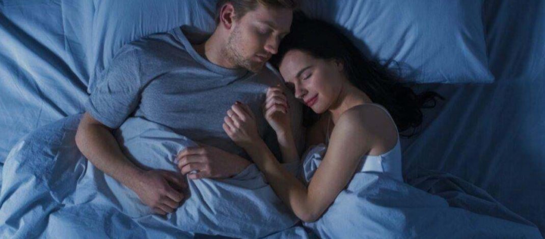 ¿Dormir con alguien que ronca puede afectar tu salud? Un nuevo estudio revela que el descanso también es un asunto de pareja