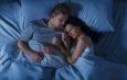 ¿Dormir con alguien que ronca puede afectar tu salud? Un nuevo estudio revela que el descanso también es un asunto de pareja